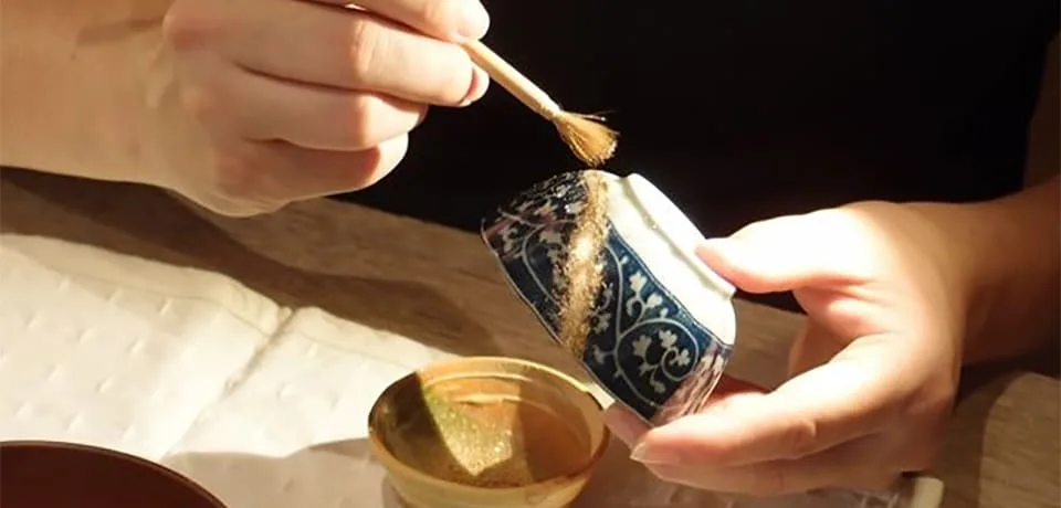 금이 가 일본식 기법 킨츠기로 수선한 도자기 잔. 불완전함을 그대로 가치로 두는 철학을 상징한다.