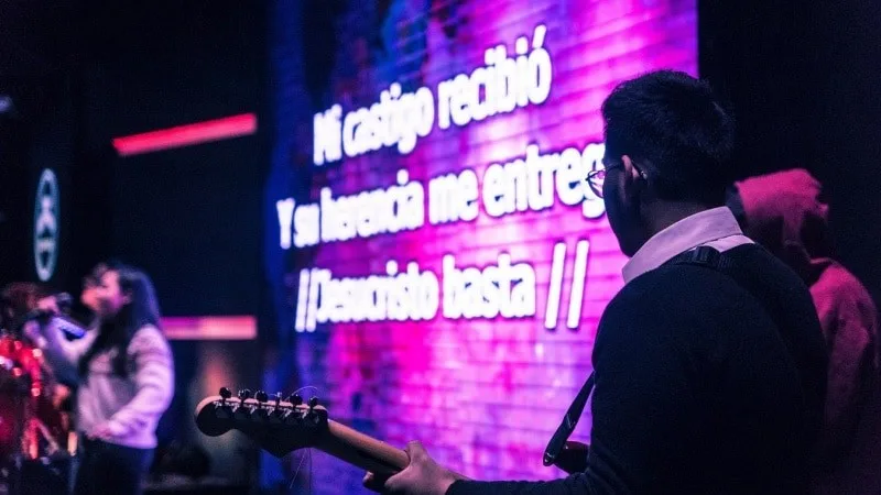 Pessoa cantando karaokê, exemplo clássico de palavra adaptada no japonês