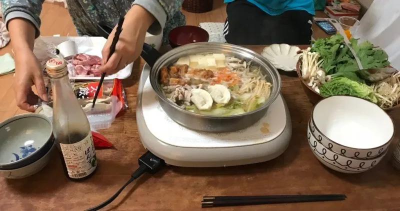 Yosenabe simples para comer em grupo Nabe japonês com legumes, carne e caldo quente