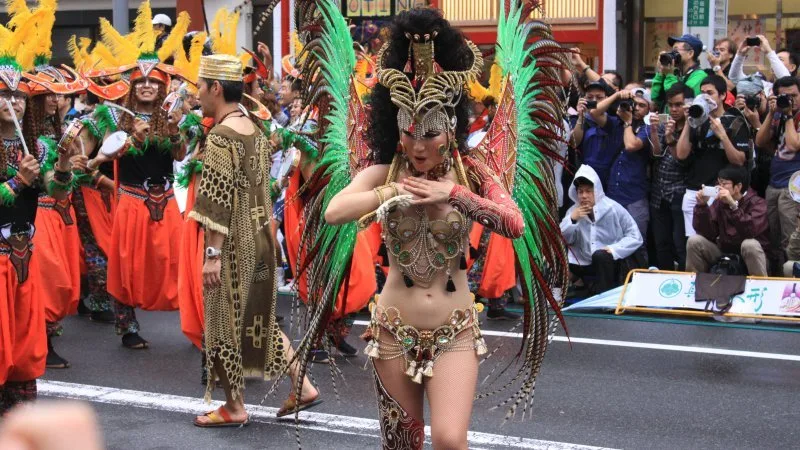 Samba no Japão Desfile de samba no Japão com participantes fantasiados