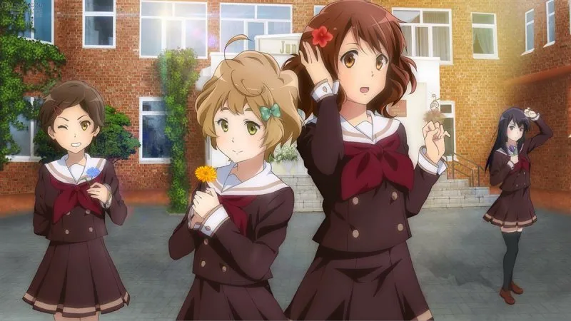Hazuki, Midori, Kumiko และ Reina ในชุดนักเรียนยืนหน้ากำแพงอิฐ แต่ละคนถือดอกไม้