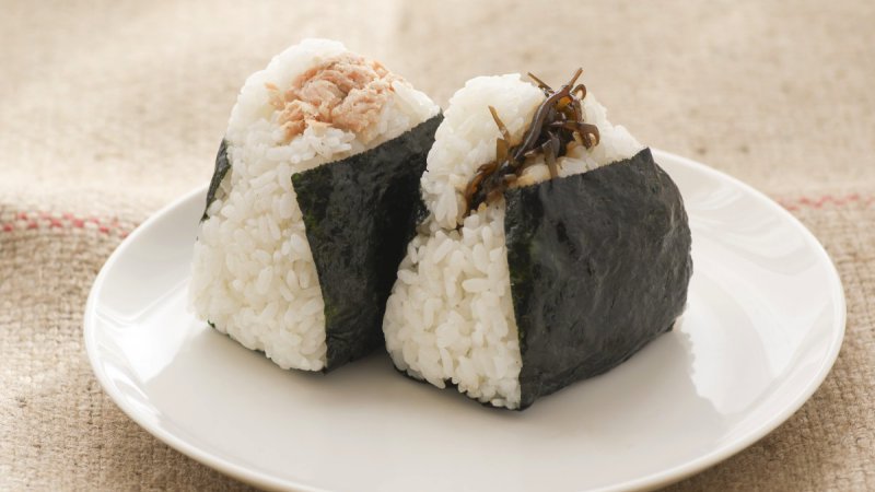 Onigiri triangulares envolvidos em nori