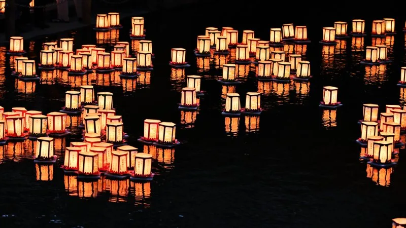 Tooro Nagashi - Festival das lanternas ao rio Tooro Nagashi - Festival das lanternas ao rio