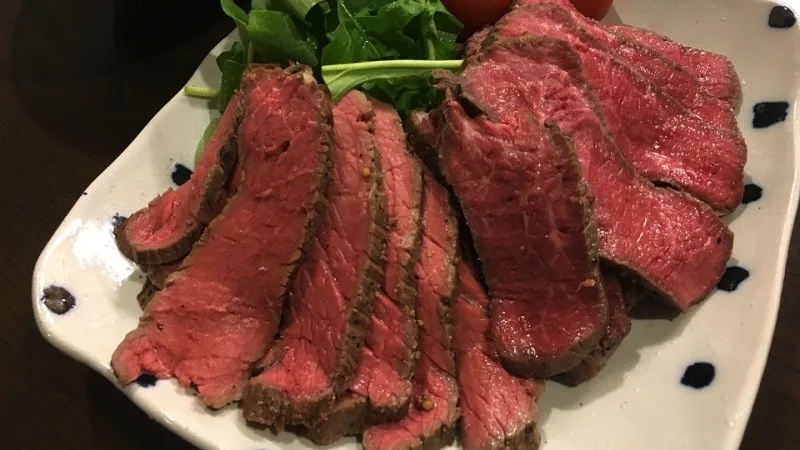 Wagyu ou carne japonesa preparada de forma simples Carne wagyu japonesa grelhada em fatias