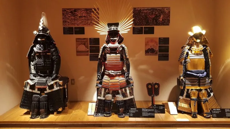Samurais e história do Japão Armadura de samurai usada para ilustrar documentário histórico sobre o Japão