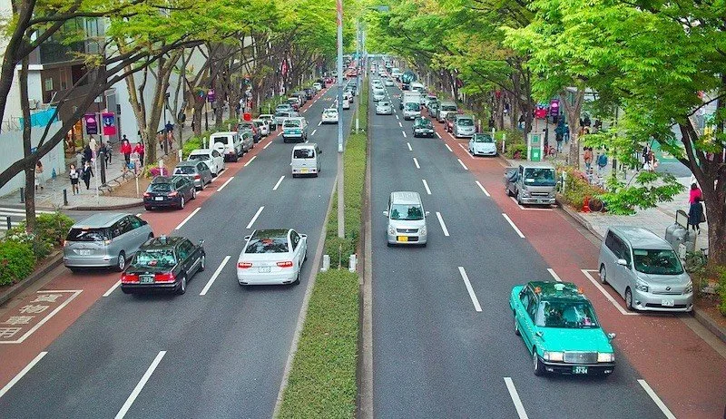 Trânsito urbano no Japão com carros circulando pelas ruas