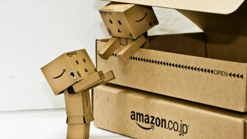 Caixas de encomenda da Amazon empilhadas