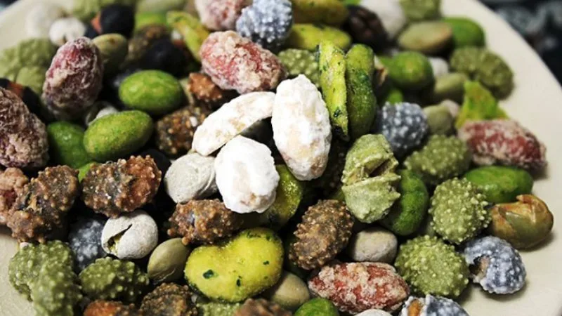 Amendoins japoneses com casquinha crocante servidos como petisco
