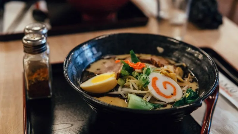 Ramen servido em tigela com apresentação caprichada