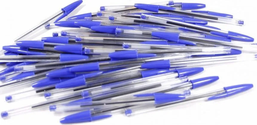 Caneta azul usada como referência ao meme e às versões em japonês