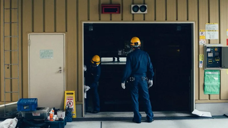 Trabalhadores japoneses em ambiente profissional