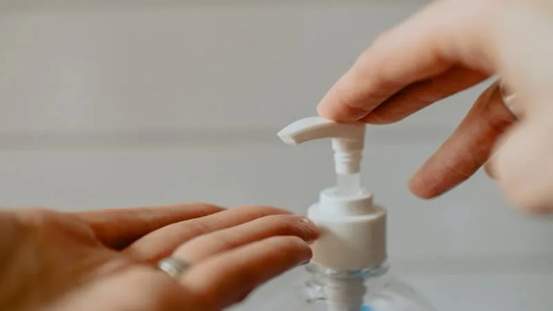 Uso de álcool em gel durante a pandemia no Japão Frasco de álcool em gel usado como prevenção contra coronavírus no Japão