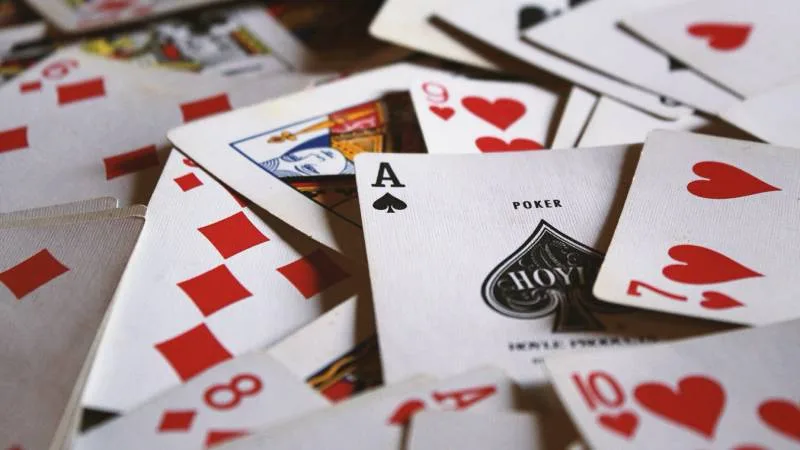 Pokerkarten auf dem Tisch Pokerkarten und Chips auf einem Spieltisch