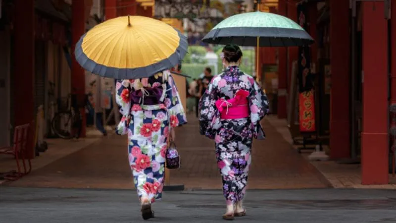 Mulheres usando yukata em ambiente japonês tradicional
