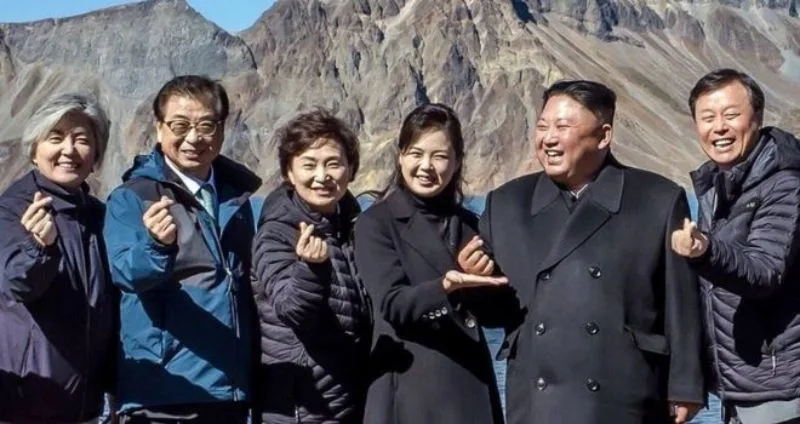 Cuore coreano fatto con le dita in una foto