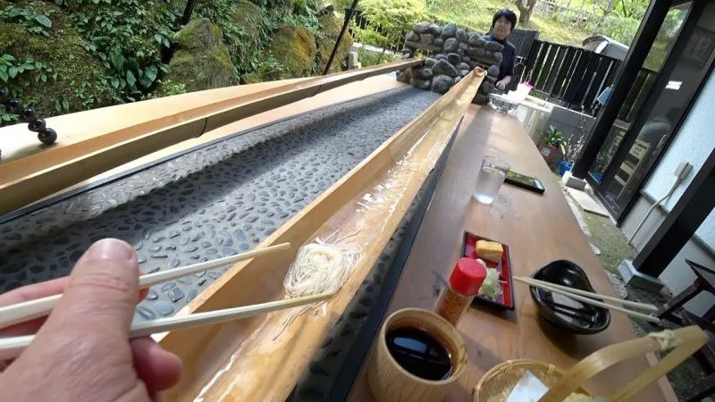 Nagashi somen no verão japonês Nagashi somen servido em calha de bambu com água corrente