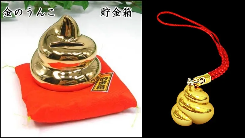 Mehrere goldfarbene Kacke-Schlüsselanhänger mit kleinen Gesichtern auf einem Tisch, das meistverkaufte Glücksbringer-Souvenir Japans