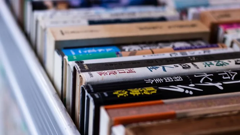 Livros em japonês usados para estudo de gramática e vocabulário