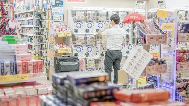 Loja japonesa com placas e informações em japonês