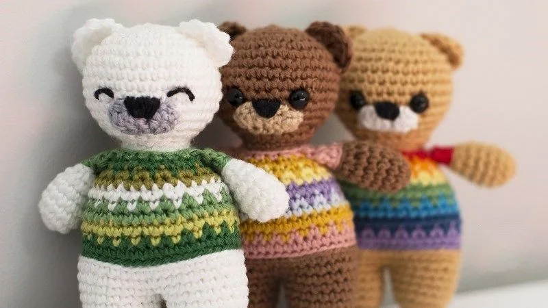 Urso de crochê feito na técnica amigurumi