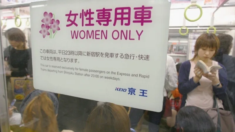 Rotina de mulheres no Japão Mulheres japonesas no transporte público em rotina de trabalho