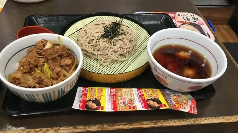 Aulas de soba, udon e pratos quentes japoneses Tigelas de soba e udon, pratos de macarrão japonês que também aparecem em cursos de culinária