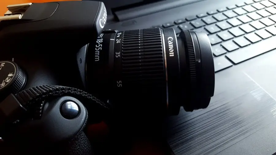 Câmera compacta em destaque para vídeo e fotografia portátil