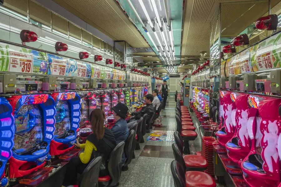 Cassinos online e jogos temáticos Interior de cassino com máquinas e telas luminosas
