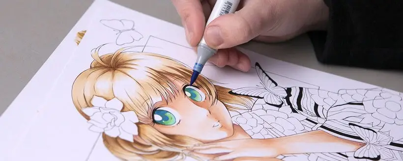 Desenho de mangá sendo colorido com técnica de marcadores