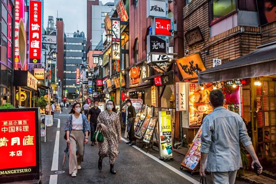 Japão depois da fase crítica da pandemia Rua no Japão após a fase mais crítica da pandemia, com retorno gradual da vida urbana