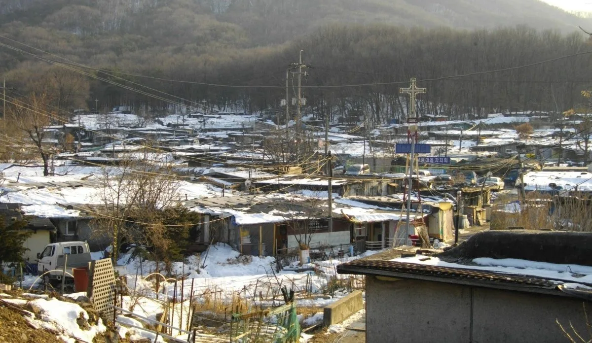 Existem favelas na Coreia do Sul? O contraste por trás da imagem moderna