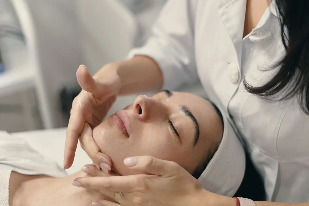 Hidratação e massagem facial na rotina de pele Aplicação de produto hidratante com massagem facial suave