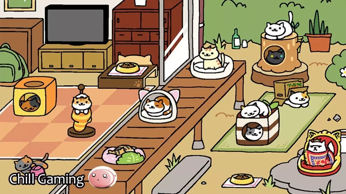 Neko Atsume 앱 화면 — 가상 마당에 놓인 장난감과 가구 주변에 모이는 귀여운 고양이들