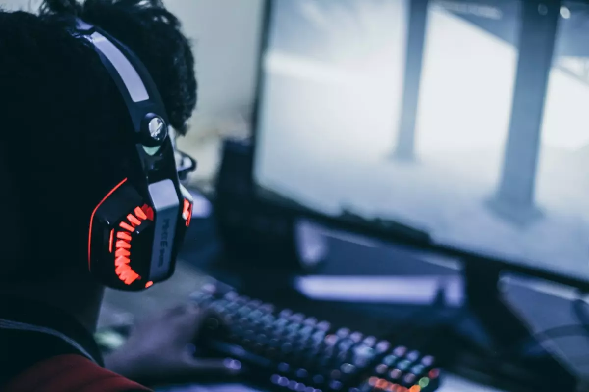 Randomização em jogos e escolhas imprevisíveis Controle de videogame com tela de game over representando decisões aleatórias em jogos
