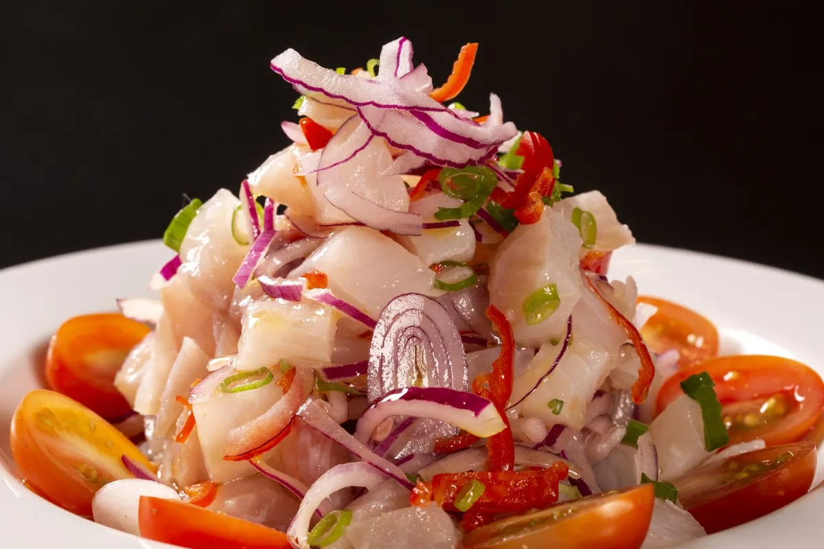 Ceviche de frutos do mar, prato típico do Peru.