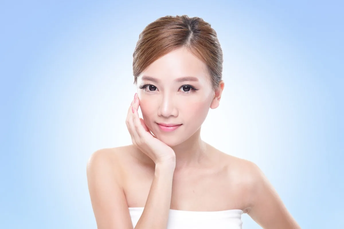 Rotina japonesa de cuidados com a pele Mulher em rotina de cuidados com a pele inspirada na j-beauty