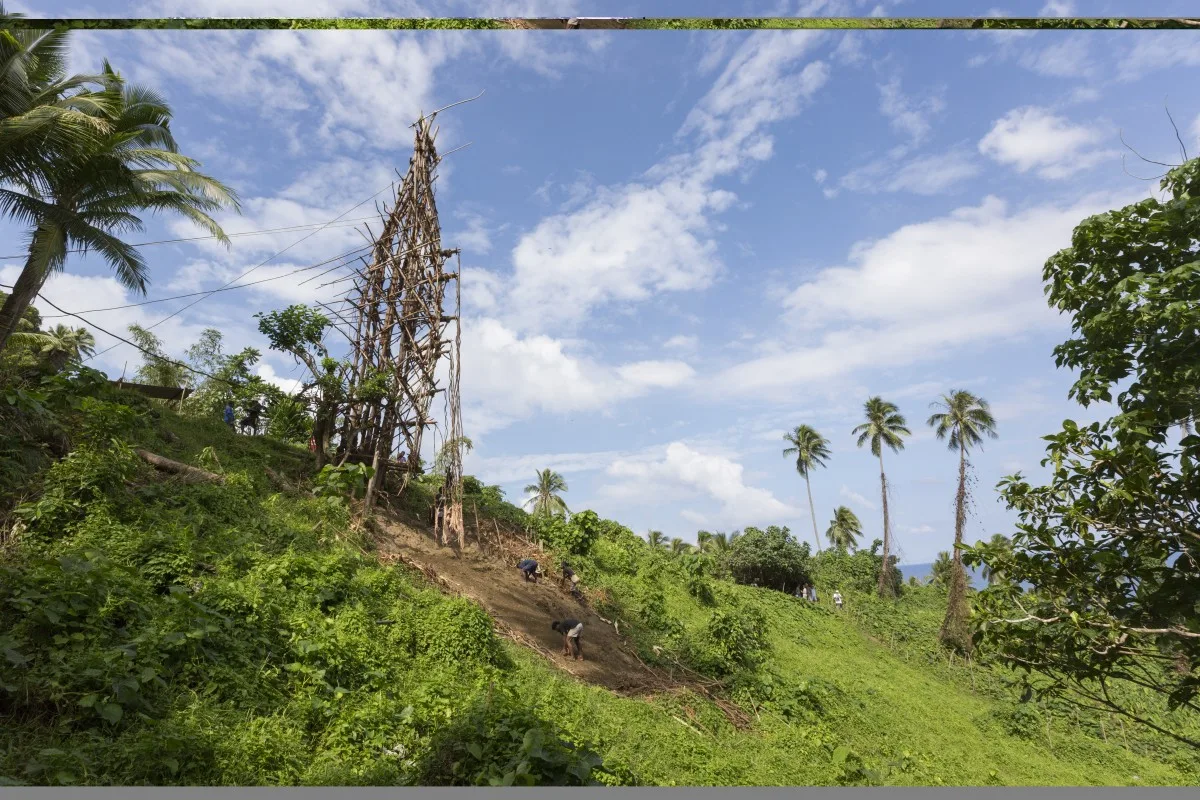 Pentecost, Vanuatu 17. Juli 2014, Traditionelles Landtauchritual (Nangol) mit an den Füßen gebundenen Ranken, Ursprung des modernen Bungee-Jumpings, EDITORIAL