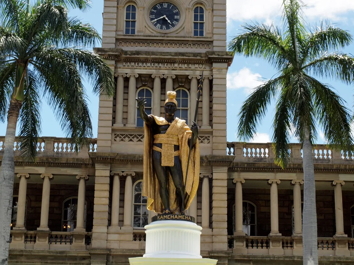 Statue of King Kamehameha in downtown Honolulu, Hawaii. statue stands prominently in Honolulu, Hawaii. The statue had its origins in 1878 when Walter M. Gibson, a member of the Hawaiian government at the time, wanted to c
