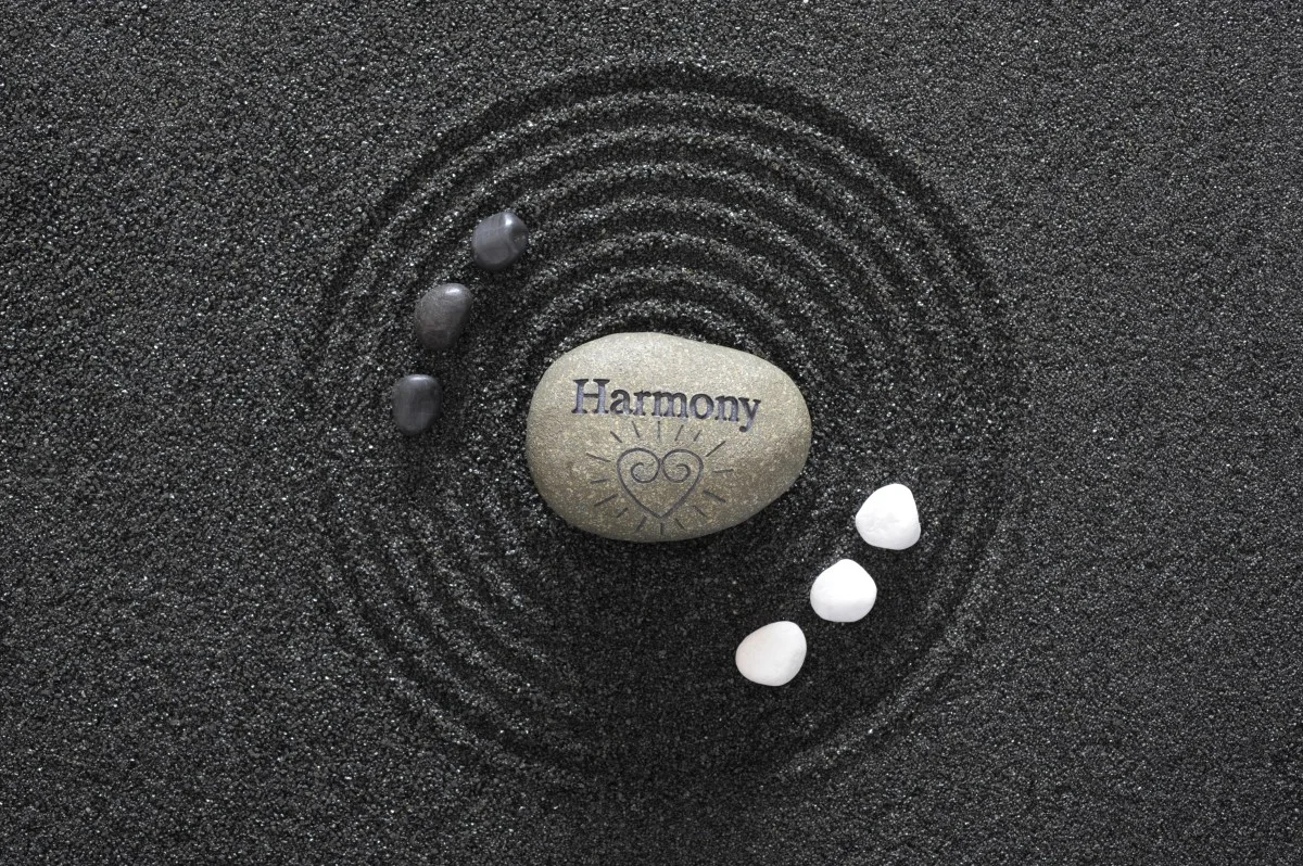 Pedras sobre areia em uma composição zen, usada para representar equilíbrio e calma