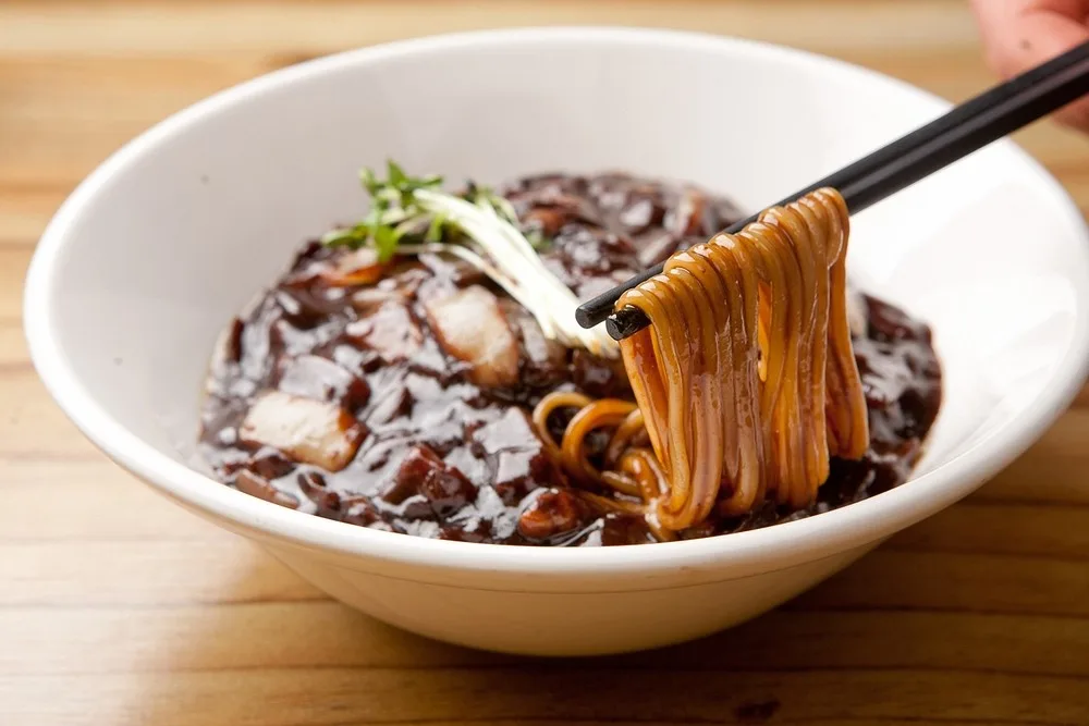 Jajangmyeon: 한국 스타일의 중국식 면 요리