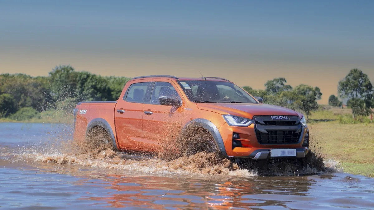 Orange isuzu d max pickup truck on water, isuzu marca de carro