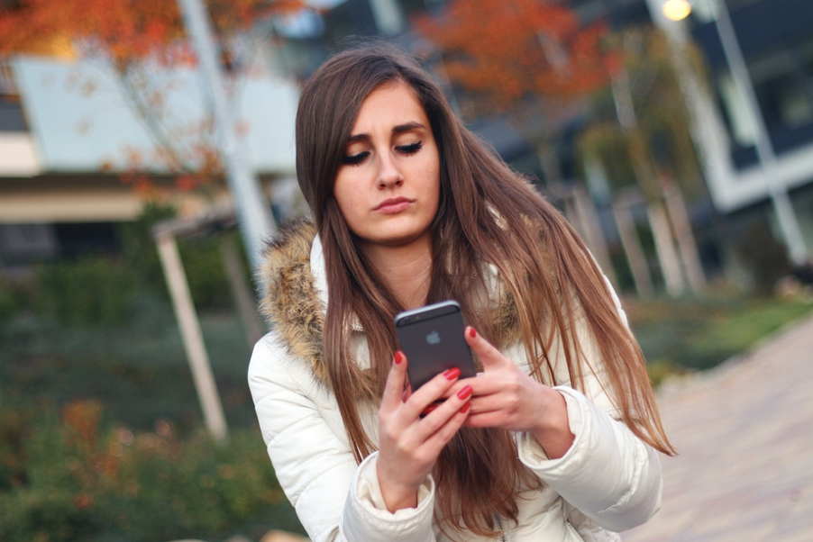Backup e recuperação de mensagens Tela de smartphone com interface ligada a mensagens e backup