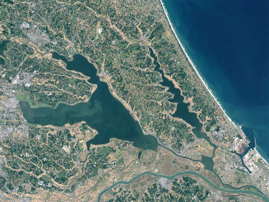 Satellitenaufnahme des Kasumigaura mit seinen verzweigten Buchten an der Pazifikküste