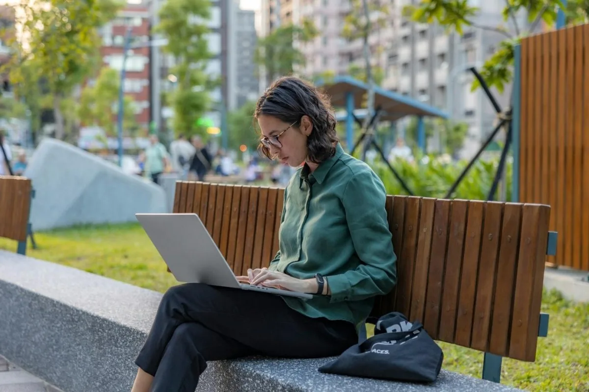 Editar vídeos online em qualquer lugar Notebook exibindo uma interface de edição de vídeo online