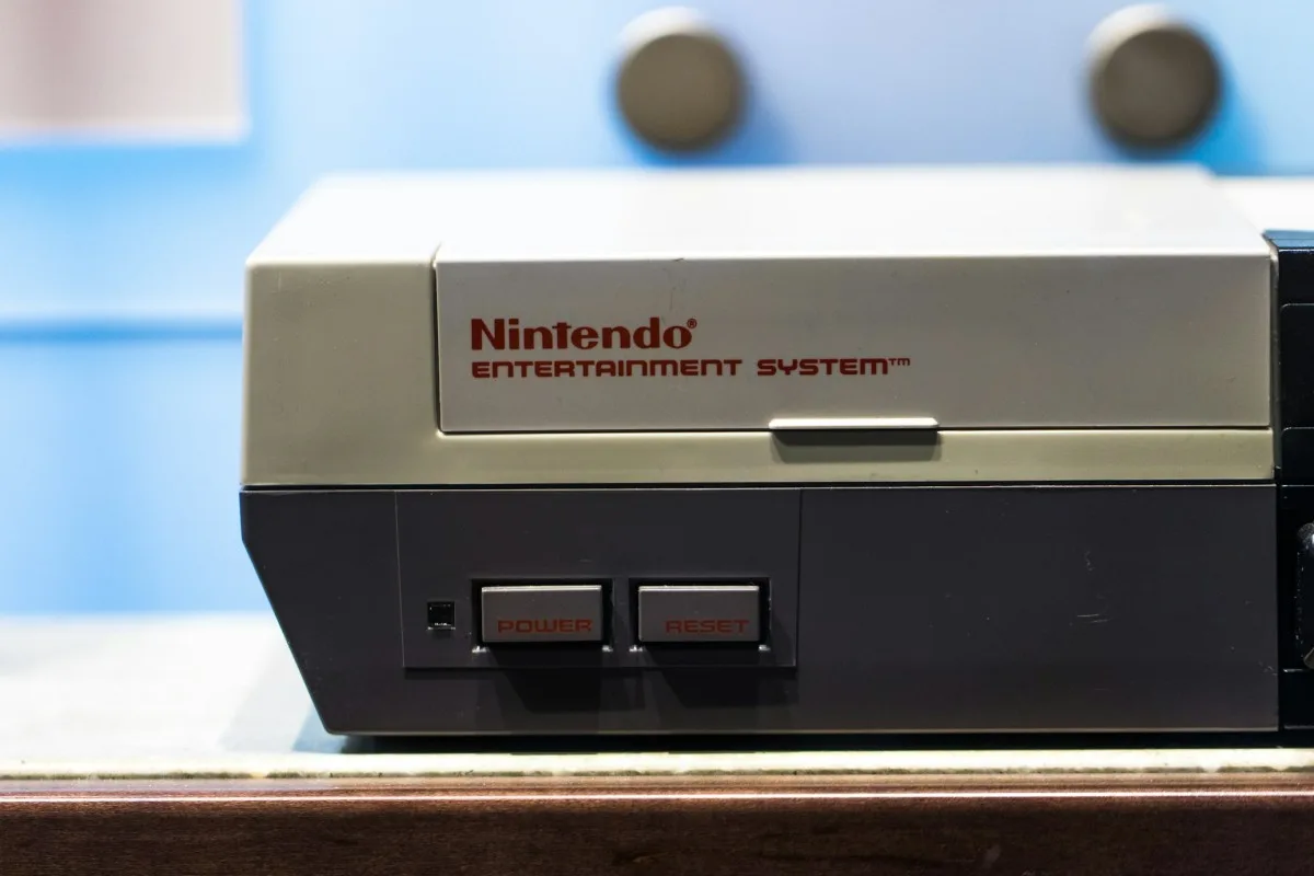 NES e a expansão global da Nintendo Console Nintendo Entertainment System representando a popularização dos videogames japoneses em casa