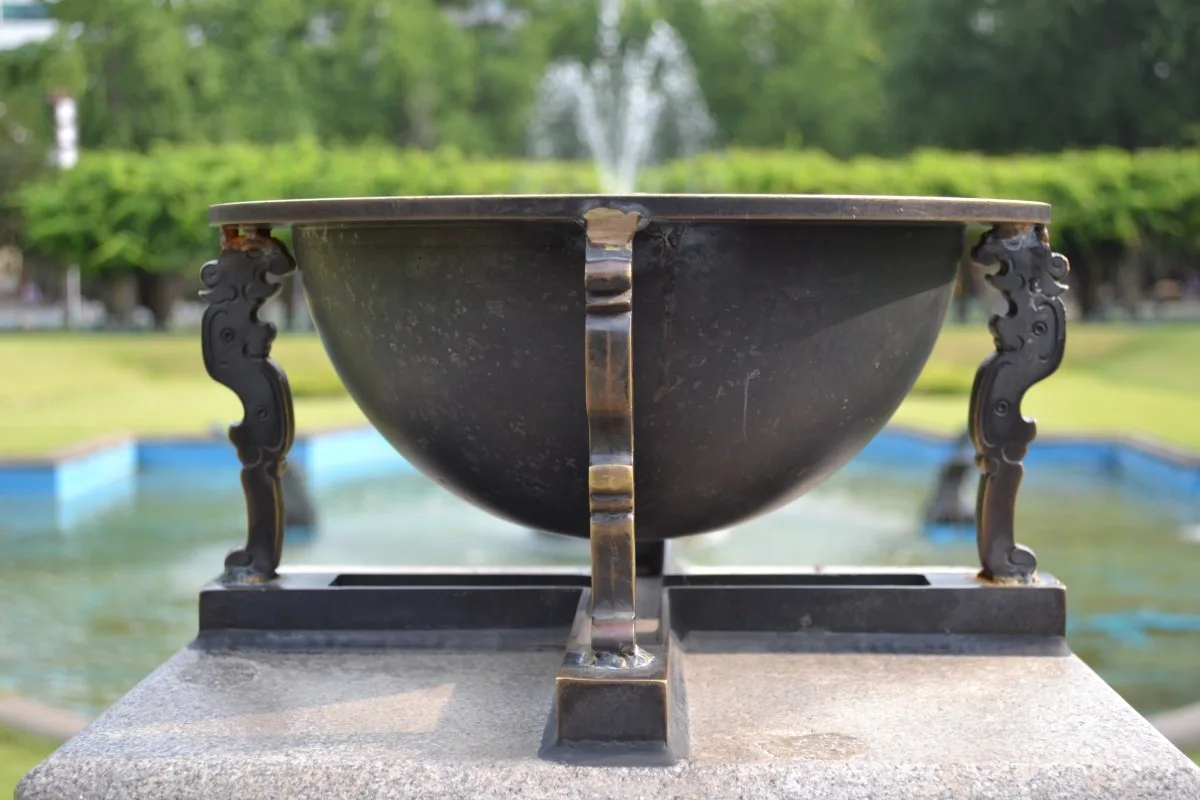 Cadran solaire coréen en forme de coupe de bronze, l'angbu-ilgu, posé sur un socle de pierre près d'une fontaine