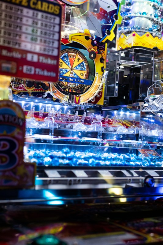 Sala de pachinko japonesa con máquinas encendidas