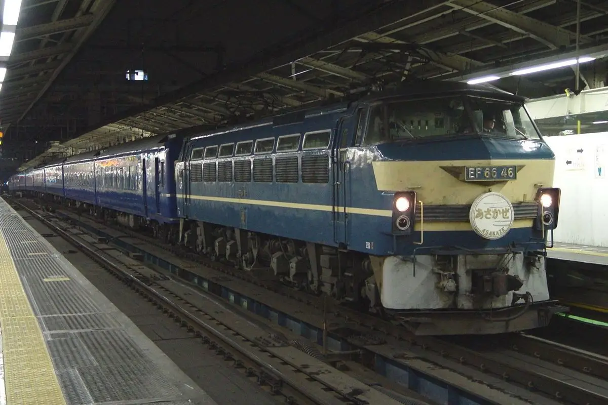 Le train de nuit Asakaze, de type Blue Train, qui reliait Tokyo et Hakata avec ses voitures-lits