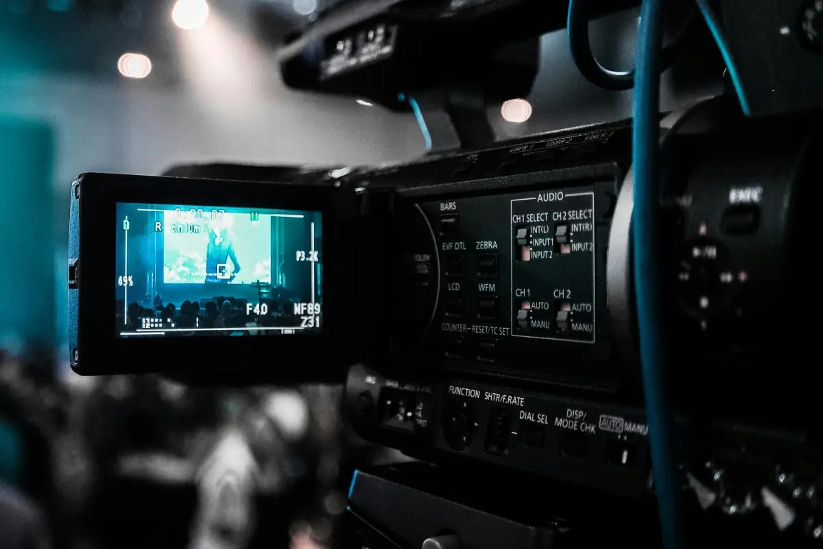 Interface genérica de editor de vídeo por IA exibindo prévia de clipes curtos gerados a partir de uma gravação longa