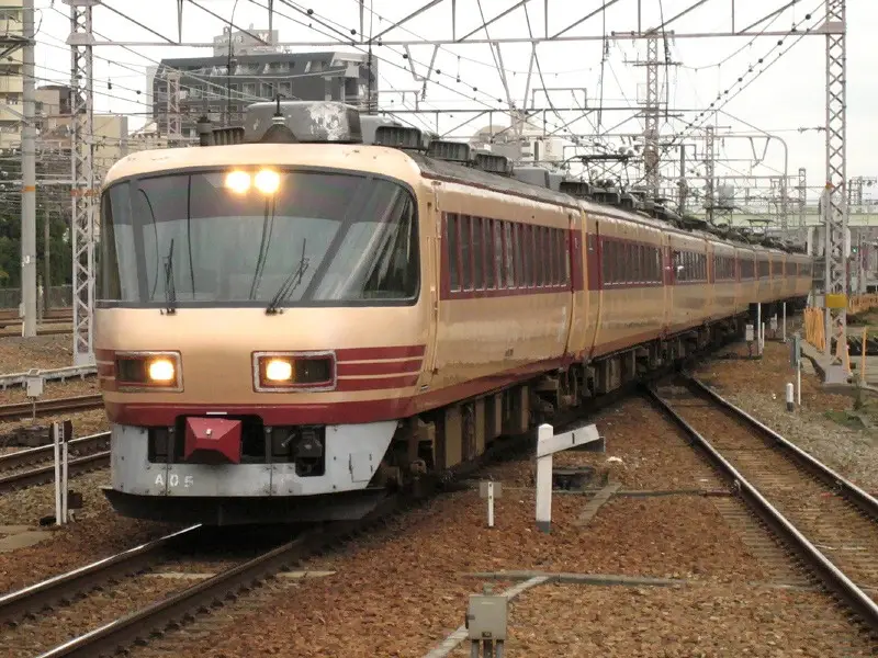 L'express limite Raicho circulant sur la ligne Hokuriku, avec sa livree blanche et ses bandes rouges caracteristiques